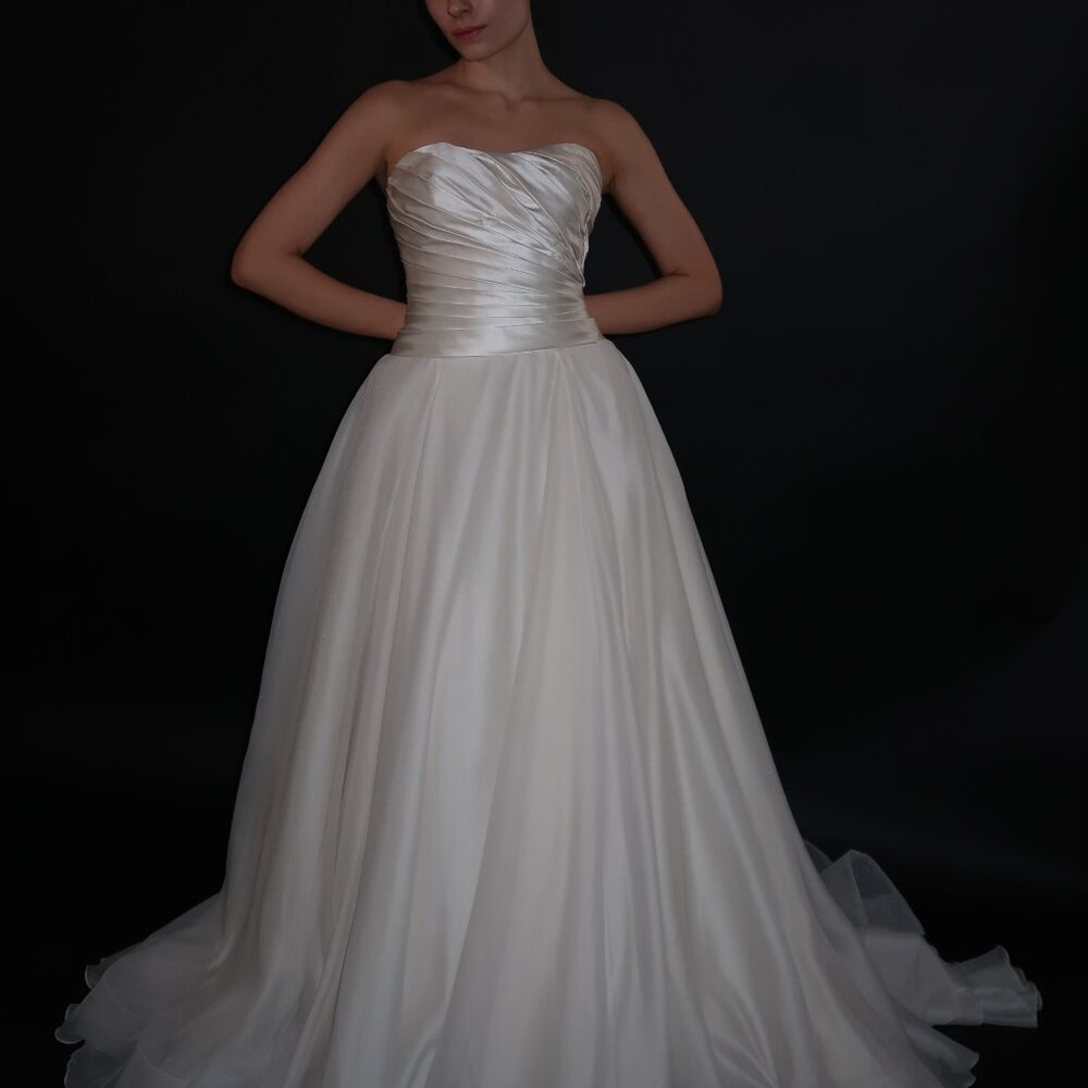 Floor Sample US 8 Pronovias Strapless Soft U-Scoop Bridal Gown